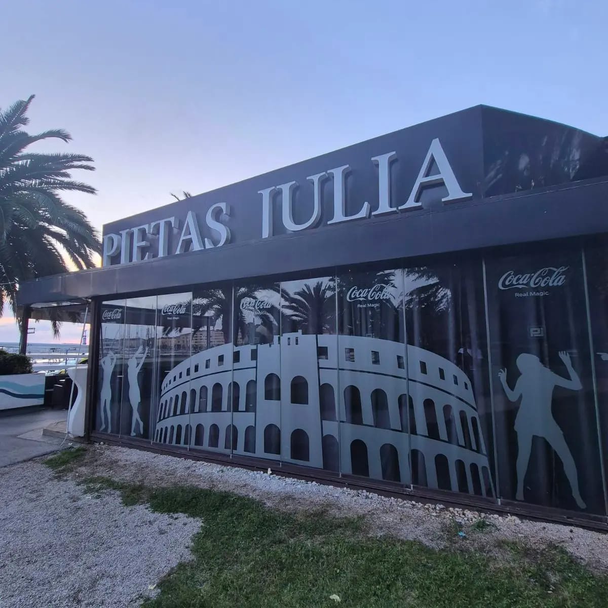 LC Studio u Puli: Personalizirane Naljepnice i Pjeskarena Folija za Longue Bar & Disco Club Pietas Julia